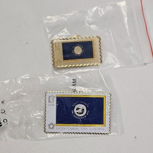 Set of 2 USPS 13 Cent BICENTENNIAL Stamp Enamel Lapel PIN/Pinback South Dakota - Picture 1 of 8